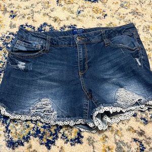 Arizona jean shirt size 18 plus.
